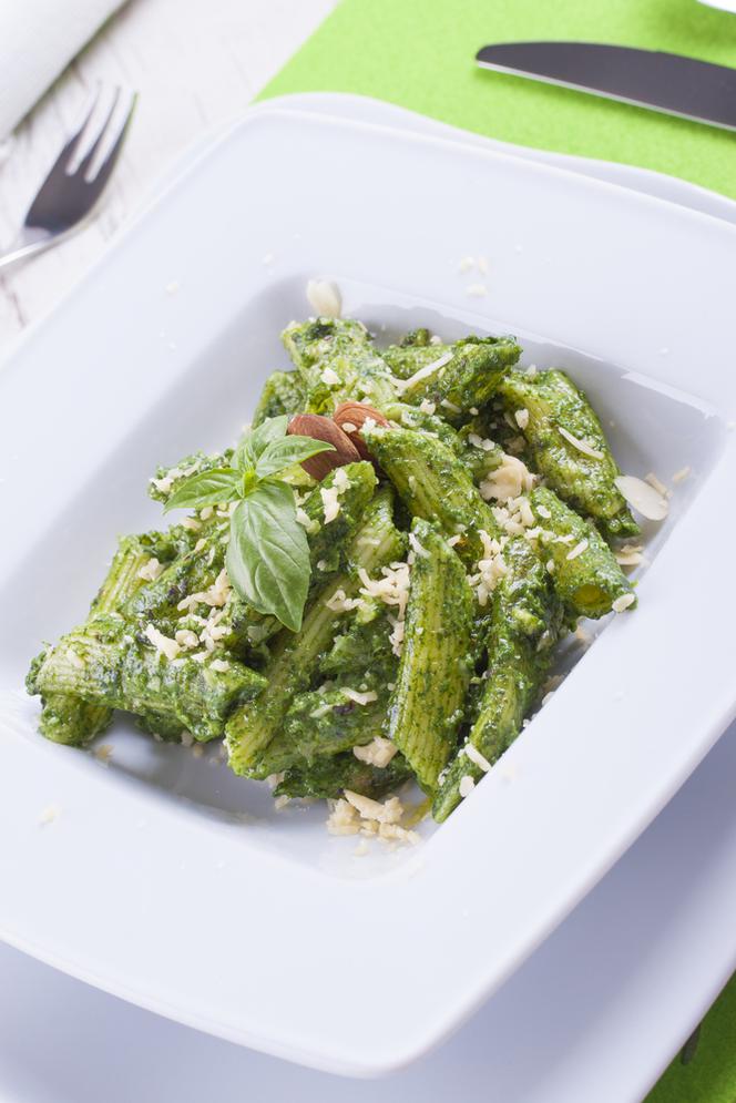 Szpinak z czosnkiem i płatkami migdałowymi