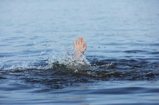 Horror w Trzebiatowie. Mężczyzna runął z mostu do rzeki, zniknął pod wodą