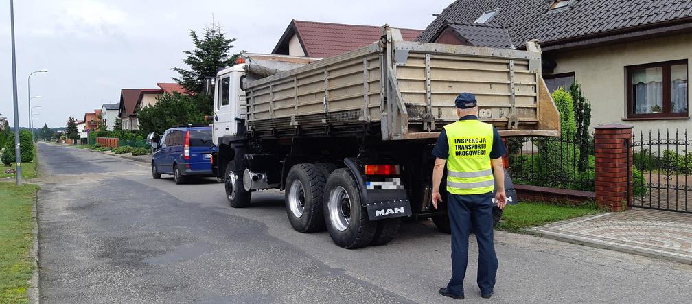 Druzgocący stan techniczny ciężarówki, która była tuż po przeglądzie