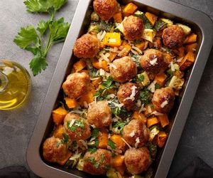 Klopsiki, pieczona dynia i obłędny sos jogurtowy. Ten obiad to hit w moim domu    