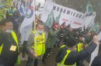 Protest górników w Warszawie. Co się dzieje przed siedzibą Prawa i Sprawiedliwości? [UTRUDNIENIA]
