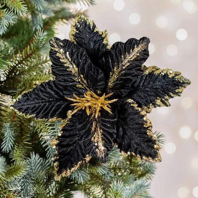 Stylowo i nietuzinkowo - czarne bombki na choince. Wypada ozdobić choinkę na czarno?