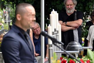 Smutny Andrzej Grabowski stanął nad grobem przyjaciela z rodziny Kiepskich. Niepokojące zdjęcia