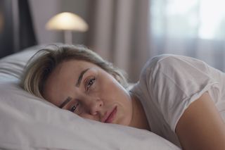 Jesteś zmęczona i ciężko ci wstać z łóżka? Psycholog radzi, jak przetrwać do wiosny