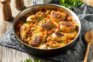 Rozgrzewający klasyk z południa: arroz con pollo – kurczak i ryż pełne smaku
