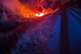 W środku nocy usłyszał huk wybiegł przed dom. Ktoś wołał o pomoc, w oddali widać było słup ognia 