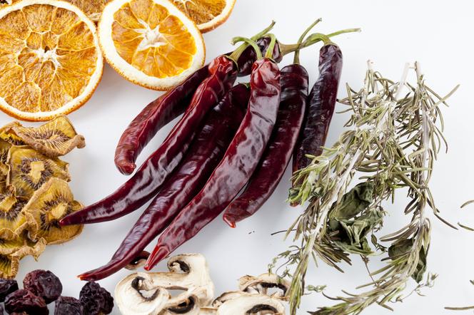 Suszenie grzybów, owoców i warzyw - praktyczny poradnik, jak suszyć produkty w piekarniku, w suszarce, na nitce