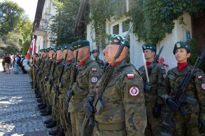 Przed kamienicą przy ul. Matejki odsłonięto tablicę upamiętniającą trzech wybitnych przemyślan