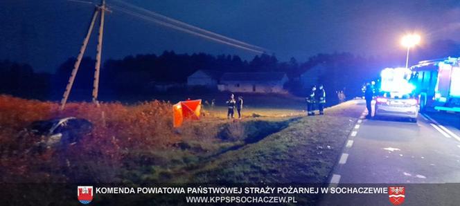 Januszew. Rozbił się o słup tak mocno, że wypadł z auta! Nie żyje młody mężczyzna [ZDJĘCIA]