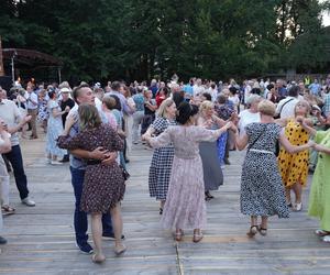 „Tańcowali” na parkiecie w Muzeum Wsi Lubelskiej aż miło było patrzeć! FOTORELACJA z sobotniej potańcówki