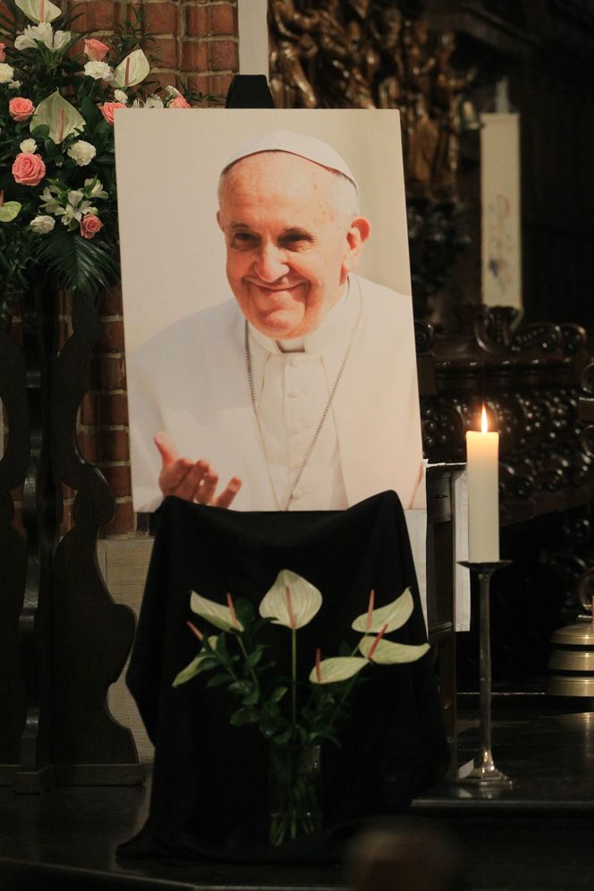 Msza święta w Warszawie za zmarłego papieża Franciszka. Archidiecezja warszawska podała nową datę