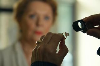 	Barwy szczęścia odc. 3122. Józefina Rawiczowa (Elżbieta Jarosik), pierścionek zaręczynowy