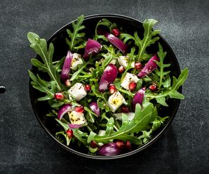 Efektowna i bardzo prosta sałatka z rukoli z czerwoną cebulą i fetą