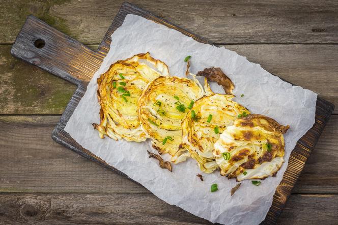 Młoda kapusta pieczona w piekarniku - przepis na przepyszną pieczoną kapustę