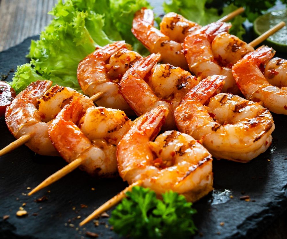 Kiedy mam dosyć mięsa z grilla sięgam po ten przepis. Grillowane cytrynowe krewetki z kuskusem pesto zawsze robią furorę