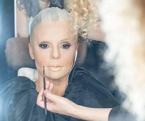 Edyta Herbuś - łysa śpiewaczka