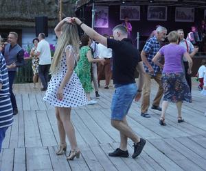 Sielanka na parkiecie w Muzeum Wsi Lubelskiej pod gołym niebem! Za nami kolejna potańcówka w rytmie miejskiego folkloru z Warszawy i Lwowa