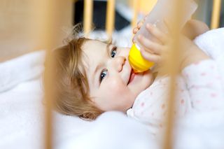 Ile mleka w diecie dziecka? Ile mleka dla 8-miesięcznego, a ile dla 10-miesięcznego malca?
