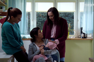 M jak miłość odcinek 1432, Kinga (Katarzyna Cichopek) z córką, Krysia (Hanna Mikuć), Magda (Anna Mucha)