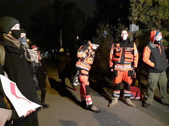 Strajk kobiet w Toruniu. Protest pod komendą policji. "Tchórze, tchórze!" 