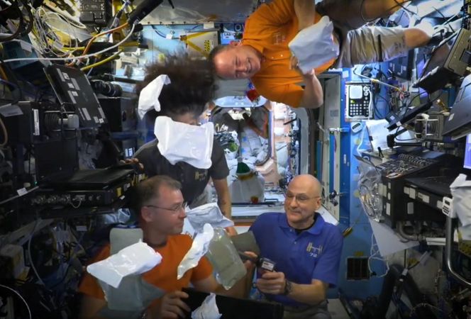 Thanksgiving astronautów bez grawitacji, ale z brukselką i wędzonym indykiem