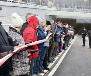 Oblali nowy tunel szampanem! Wyśmienite humory urzędników w Sulejówku 