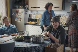 M jak miłość odc. 1869. Paweł (Rafał Mroczek), Haneczka (Elżbieta Firek), stryj Jędrzej Gutowski (Piotr Majerczyk), Marysia (Małgorzata Pieńkowska)