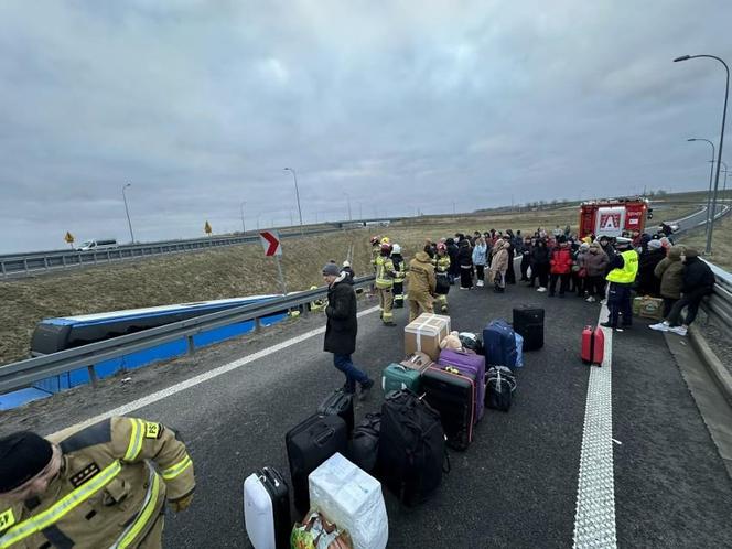 Autokar staranował barierki i spoczął w rowie. 65 pasażerów utknęło na autostradzie A4