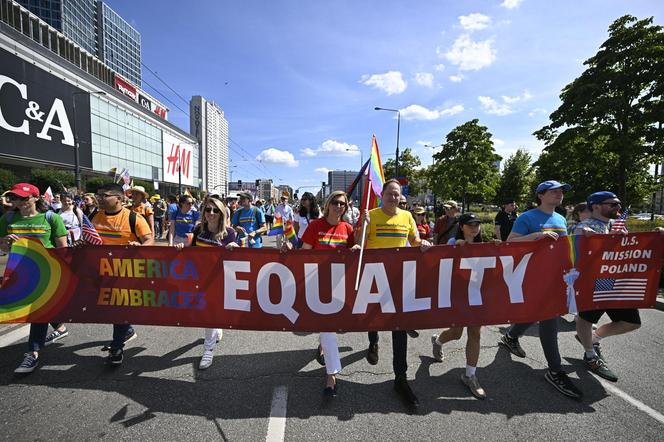 Parada Równości przeszła ulicami Warszawy. Tłumy uczestników