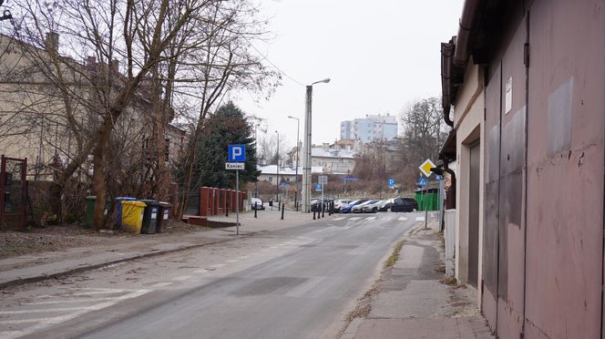 Na chodnik sypie się gruz. „Ruiny budynków wyglądają jakby właśnie w Lublinie skończyły się działania wojenne”. Co na to ratusz?