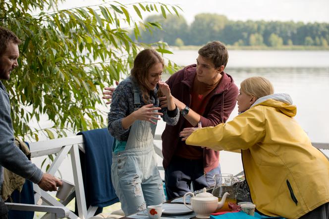 Aż po sufit odc. 11. Tomek (Kamil Szeptycki), Zośka (Alicja Juszkiewicz), Joanna (Edyta Olszówka)