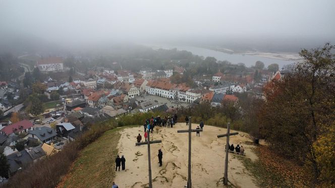 Mglisty Kazimierz Dolny w obiektywie. Miasteczko nad Wisłą przyciąga turystów nawet późną jesienią