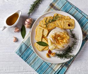 zapiekany camembert z czosnkiem i rozmarynem