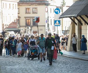 Uczestnicy 45. Warszawskiej Akademickiej Pieszej Pielgrzymki Metropolitalnej na Jasną Górę