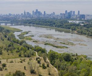 Wisła wysycha. Tak źle nie było nigdy w historii. Zdjęcia z lotu ptaka obrazują skalę suszy