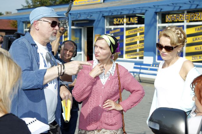 Ranczo. Reżyser serialu Wojciech Adamczyk, Solejukowa (Katarzyna Żak), Krystyna Więcławska (Dorota Chotecka-Pazura)