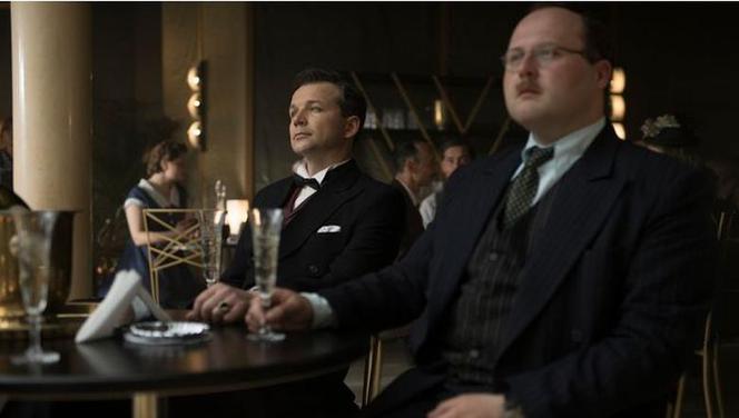 Ludzie i Bogowie, odc. 1: Igo Sym (Lesław Żurek),  Stanisław Rzeszot, asystent Syma (Sebastian Perdek)