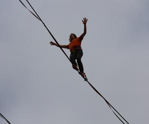   Urban Highline Festival 2023 w Lublinie. Slacklinerzy robią cuda na linach!