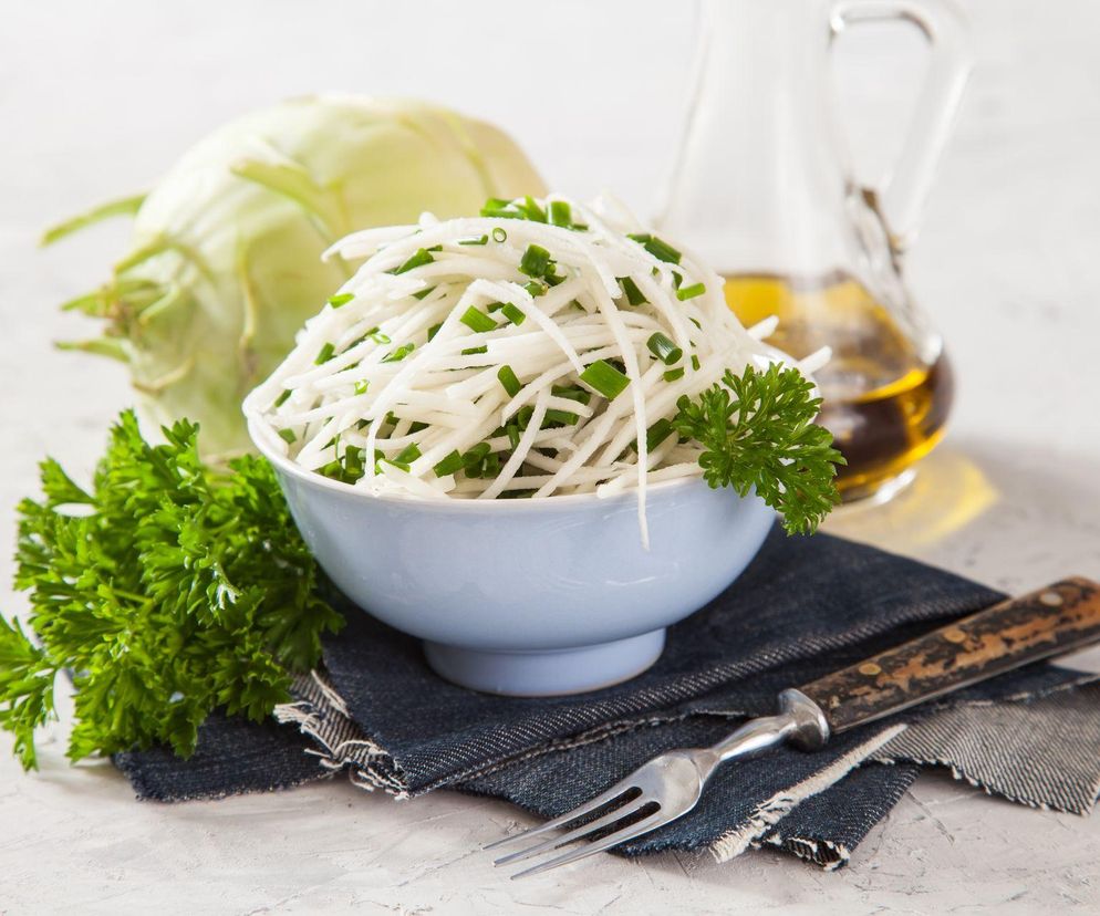 Witaminowy hit z kalarepy – najłatwiejsza surówka w sezonie