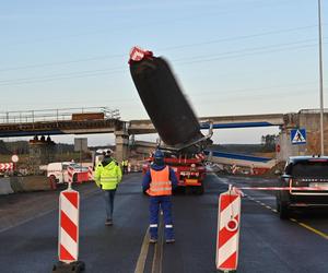 Wolin. Wiadukt zawalił się na S3! Uderzyło w niego śmigło wiatraka. Droga zablokowana.