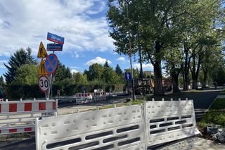 Ten remont mocno utrudnia życie mieszkańców i kierowców. Jak idą postępy prac na ulicy Źródłowej?