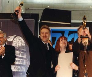 Po lewej laureat nagrody głownej w najlepszy dom jednorodzinny - Janusz Kaczorek, po prawej inwestorzy