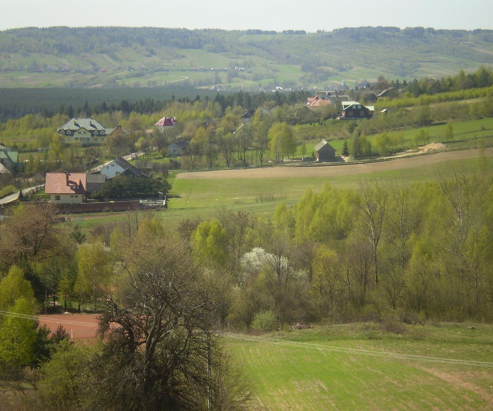 Ta świętokrzyska wieś przyciąga turystów jak magnes! Gdzie leży?