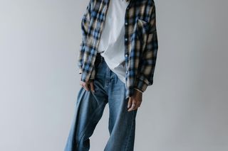 Kultowy model spodni z lat 80. wraca do łask. Będzie hitem jesiennych stylizacji 