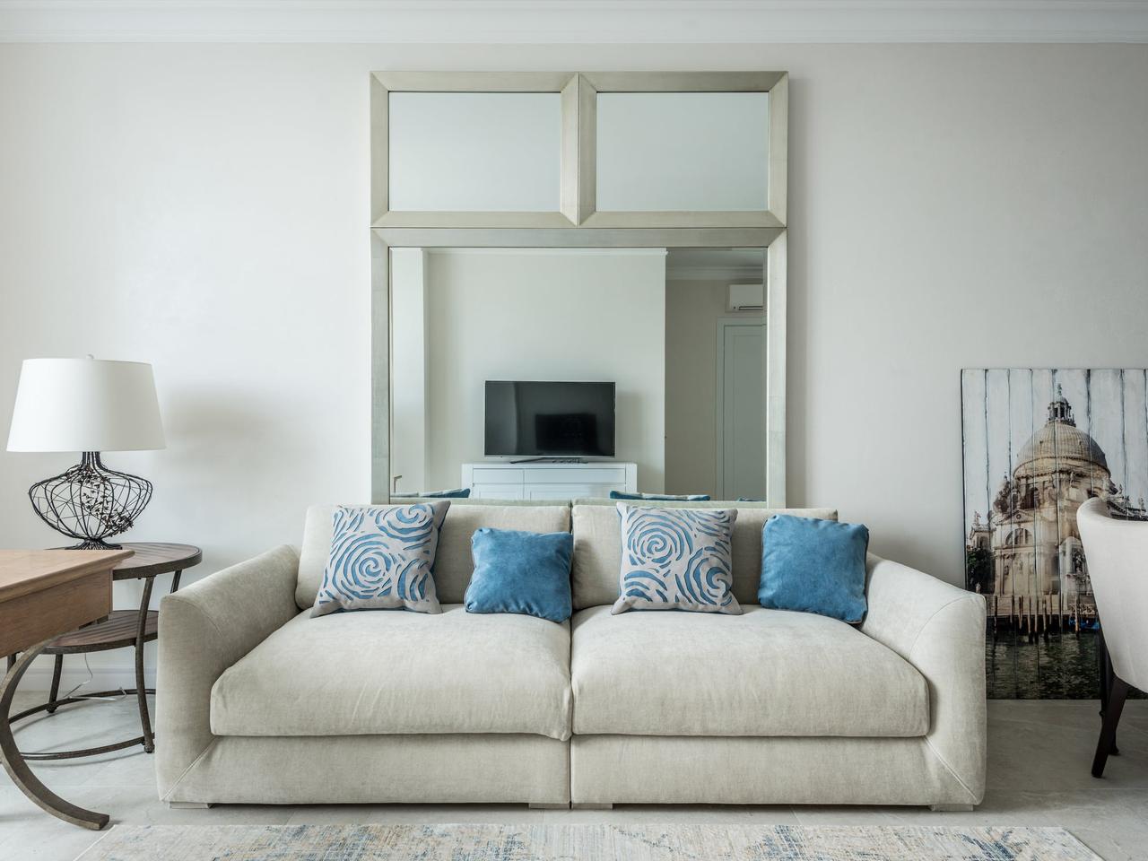 Wersalka – czy warto ją wybrać? Nowoczesne modele i zamienniki dla wersalki