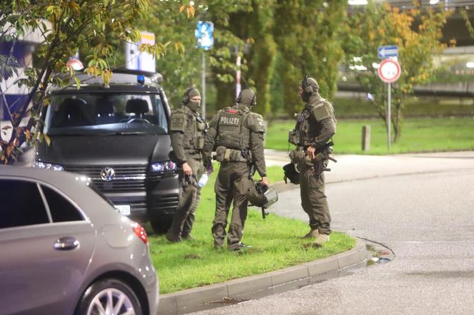 Terrorysta na lotnisku w Hamburgu przetrzymuje córkę jako zakładniczkę