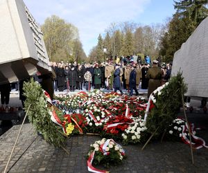 Joanna Racewicz ociera łzy przy grobie męża, pocieszyła ją Barbara Nowacka