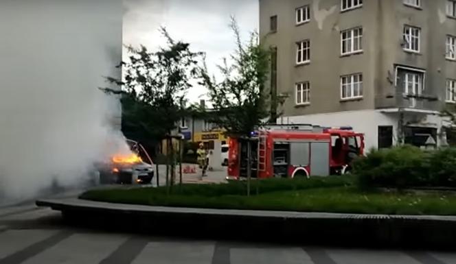 Pożar samochodu w Rybniku. Palił się przed Starym Kościołem