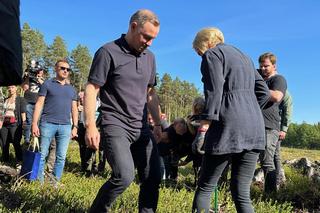 Pierwsza para sadzi drzewa