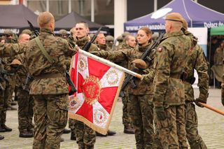 Przysięga Terytorialsów w Raciborzu: Defilada, pokaz uzbrojenia i wojskowa grochówka!